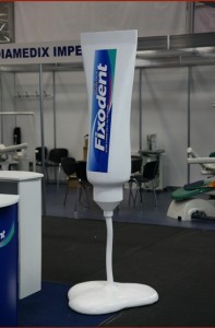 tub fixodent - obiect supradimensionat din polistiren 1